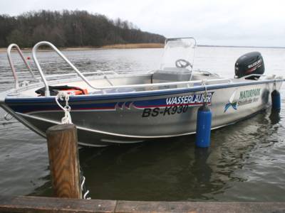 Ein Boot mit einem Rumpf aus korrosionsbeständigem Aluminium auf dem Wasser.
